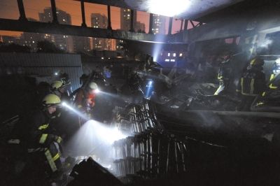 北京13号线地铁轨道下仓库起火引燃声屏障(图)