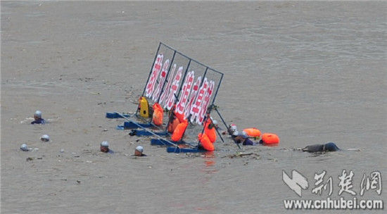2014年武汉国际横渡长江活动江面发现一男性浮尸(图)