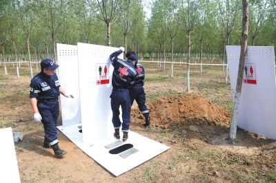 安装厕所。救援队员挖好坑后,20分钟就搭建完成一座厕所。中国红十字会负责人介绍,板材对通风、采光、防虫等方面做了设计。汶川地震时,曾在当地建立了300多套这样的应急厕所,每套厕所都有GPS定位,救援队撤离当地后,会交由当地政府进行维护、填埋。 安装厕所。救援队员挖好坑后,20分钟就搭建完成一座厕所。中国红十字会负责人介绍,板材对通风、采光、防虫等方面做了设计。汶川地震时,曾在当地建立了300多套这样的应急厕所,每套厕所都有GPS定位,救援队撤离当地后,会交由当地政府进行维护、填埋。