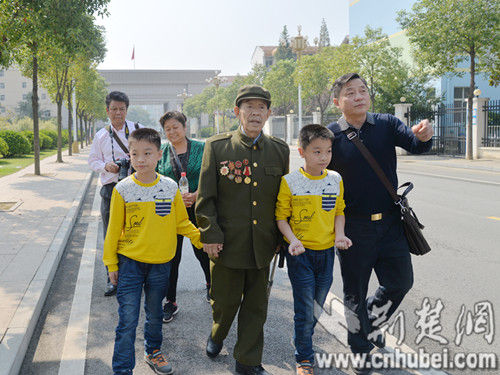 86岁退伍老兵走进空降兵军史馆回忆参战岁月