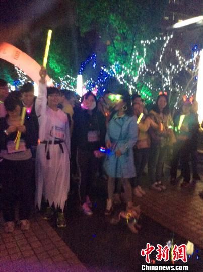 <em>上海单身男女</em>荧光跑欢度光棍节(图)_新浪新
