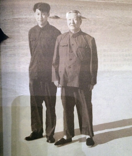习仲勋与习近平在海南