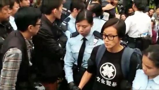 香港歌手何韵诗留守金钟阻挠警方清场被捕(图)