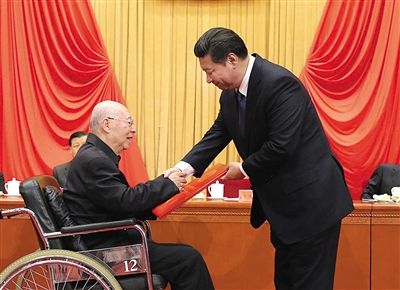 昨日，中共中央总书记、国家主席、中央军委主席习近平向获得2014年度国家最高科学技术奖的中国科学院院士于敏颁奖。 新华社记者 马占成 摄