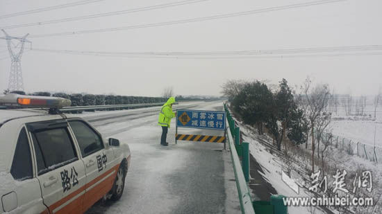 汉十高速全线交通管制 冰雪美人为司机送热水