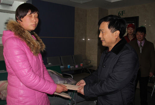 儿子患怪病<em>女儿</em>受重伤 孝昌<em>农民</em>获捐款2万元(