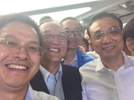 图为黄兴红(左)和总理合影 图为黄兴红(左)和总理合影