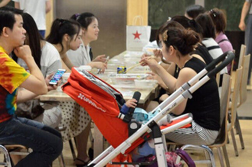 许多新妈妈刚产完,马上到处跑。(美国《世界日报》/朱泽人 摄) 许多新妈妈刚产完,马上到处跑。(美国《世界日报》/朱泽人 摄)