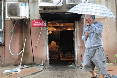 昨日，郑州市西关虎屯小区一单元楼底层电表箱着火，致13人死亡，4人受伤。图为火灾事故现场。本版摄影/新华社记者 朱祥 摄