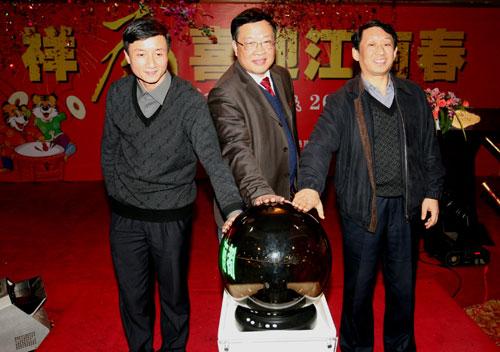 江西日报社社长严力(右),江西日报社总编辑王晖(左)共同启动"江南都市