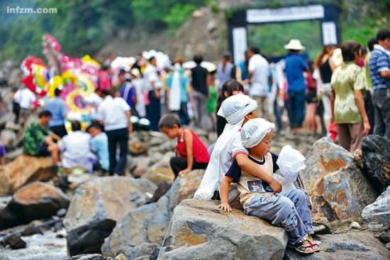 2010年8月，7·18安康泥石流灾害公祭现场，正是这场灾难促发了陕西省搬迁的念头。 （CFP/图）