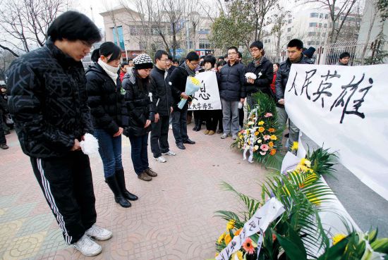 1月5日，泰安各界群众自发来到案发现场，悼念牺牲的民警和协警。