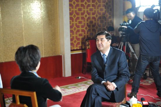新疆自治区主席谈富民:要提高人民的幸福指数_新闻中心_新浪网