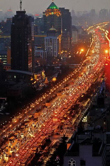 北京路面车流压力增大，从上午到晚上，道路将全天处于饱和状态，流量已无明显平峰高峰差别