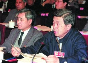 1997年，八届全国人大五次会议主席团会议，公安部前副部长田期玉就刑法修订草案发表意见。资料图片