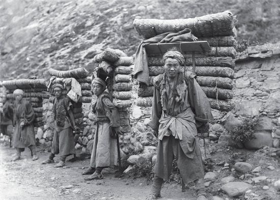 20世纪初,搬运茶叶的中国茶贩