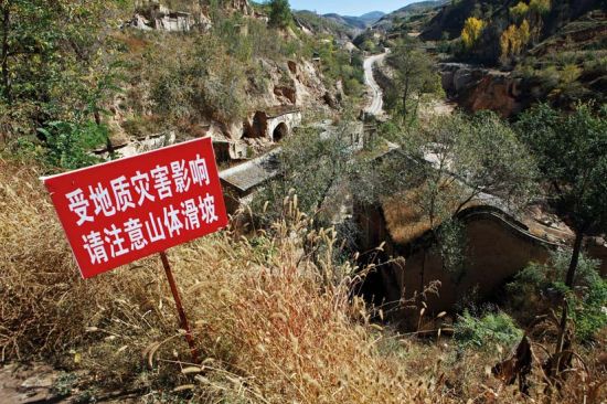 这样的警示牌在山西已不鲜见，这样的灾害准确地说不是天灾而是人祸！  摄影潘文龙