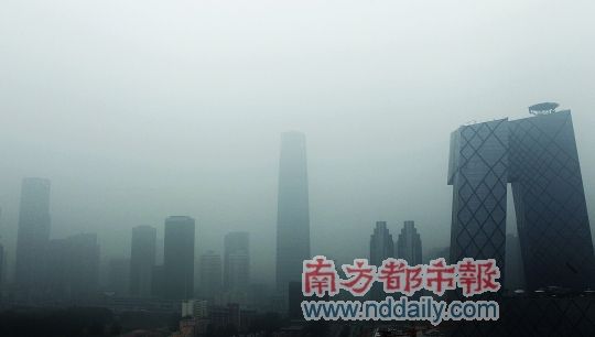 2011年10月31日，大雾中的北京CBD区域。这种灰霾天气引发大众对空气污染和PM2.5的持续关注。CFP