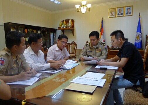 “猎狐2014”赴柬埔寨工作组与当地警方研究缉捕工作方案。