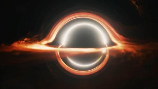 《星际穿越》中的黑洞形象被称为有史以来对黑洞面貌描述最准确的模型。这个模型是 30 个人、数千台计算机工作一年的成果