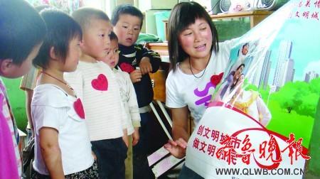 6月9日,临沭县南古幼儿园的小朋友在老师的带领下学习创城知识。在创建文明城市的行动中,临沭县将创城活动向社区、学校推进和延伸,让每个居民和学生都关心创城,并为创城作出自己的贡献。 通讯员胡国强苏廷洋摄