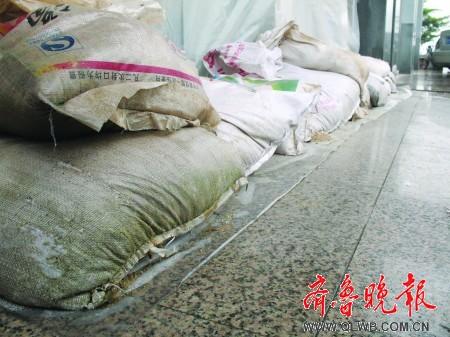 沙袋筑起防护堤