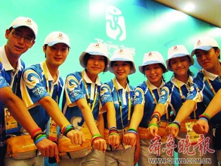 青岛奥帆赛志愿者服装武装到袜子