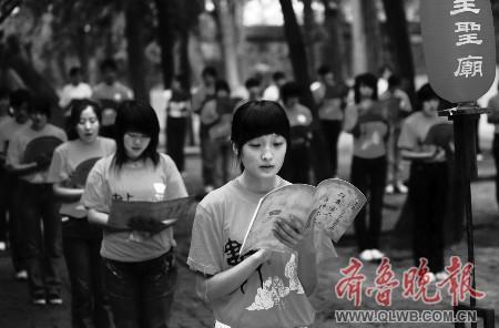 雨中诵《论语》乐舞祭先师