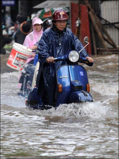 越南河内遭遇35年来最大降雨_天气预报