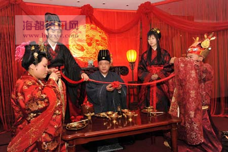 酒店里上演"古人娶妻"
