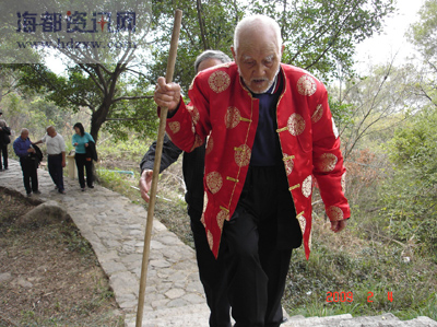 眼前这位精神矍铄的登山老人,刚刚过完百岁"一张笑脸":为每个老寿星