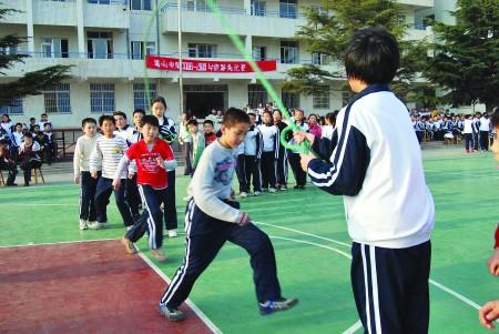 地参加体育运动,锻炼身体,日前,威海市塔山中学举行了一场跳绳比赛