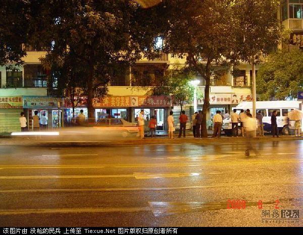 实拍警察勇猛围剿色情发廊