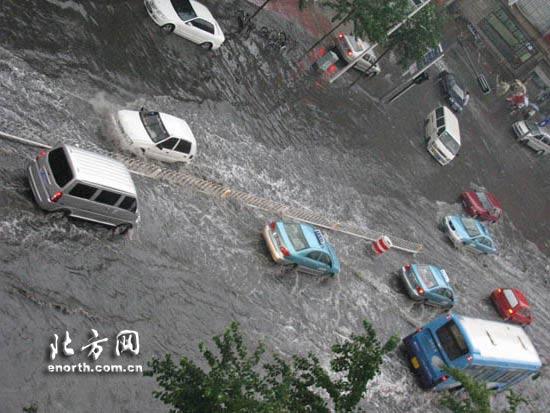 天津今天中午天色骤黑 暴雨倾泻而下_天气预报
