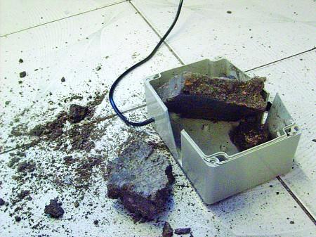 500元高科技偷电设备现形 窃电器竟是水泥