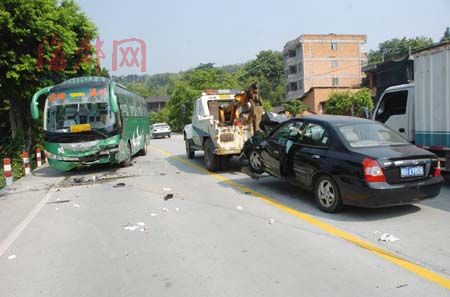 闽侯竹岐国道 小车变道撞上中巴一死两伤