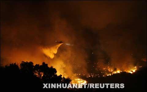 美国洛杉矶周围山火蔓延数千居民撤离_天气预