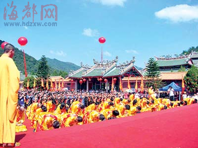 闽南千年古刹三平寺梵音阵阵,两岸3000多名信众共同朝拜祖师爷