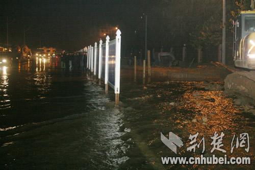 自来水主管道爆裂 大水淹没武汉市东湖路