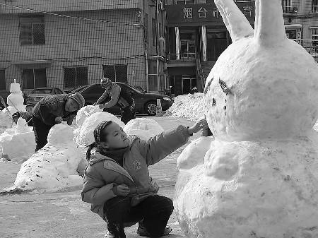 在烟台市聋哑学校的操场上,一场别开生面的"雪人大赛"正在进行,大老虎