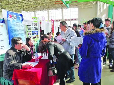 高校招聘会涌入8000求职者 人才供需两旺,234