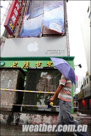 康森脾气火爆 三亚多处巨幅喷绘广告被撕毁_