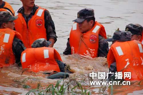 南京浦口区一江滩围埂发生管涌险情已被控制