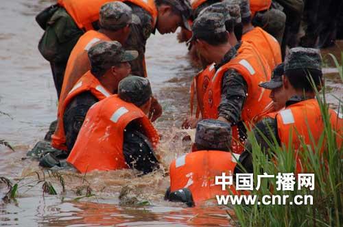 南京浦口区一江滩围埂发生管涌险情已被控制