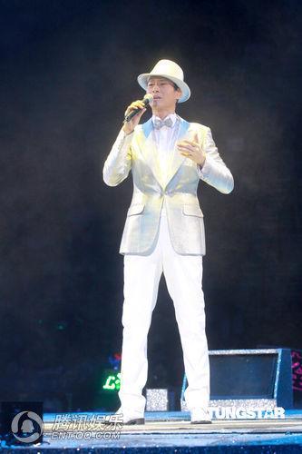 郑少秋表现抢眼帅气依旧 提及女儿欣宜满脸幸