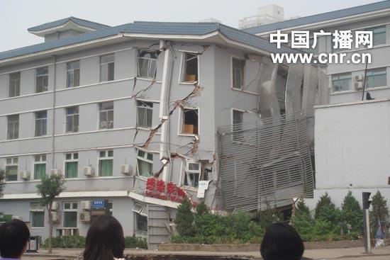 今天上太原市一医院楼房部分楼体因地陷垮塌