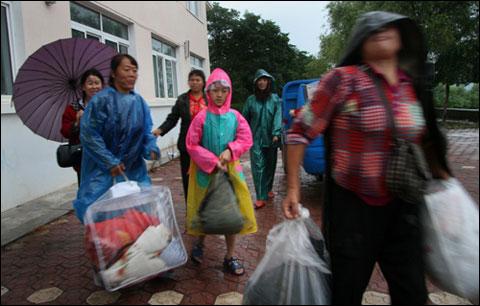 辽宁东部大雨来袭 宽甸丹东等山区群众再次转