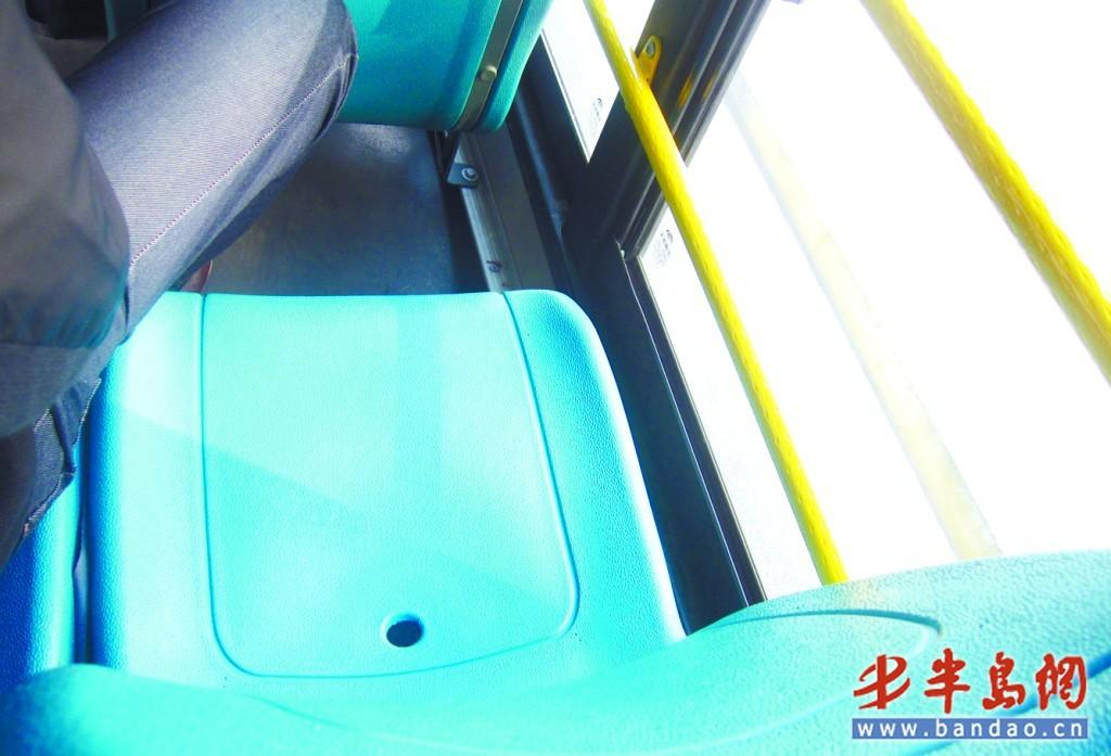 公交车更新后座位打滑 公交公司称将和厂家沟通