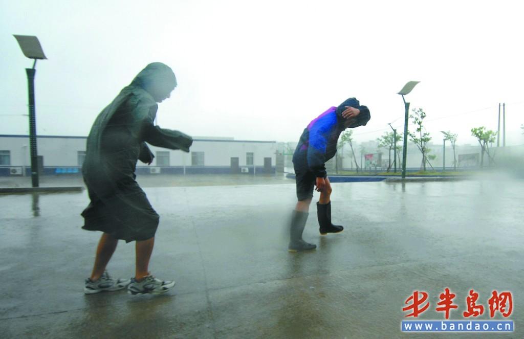海南遭受台风暴雨袭击 青岛启用救灾物资援助