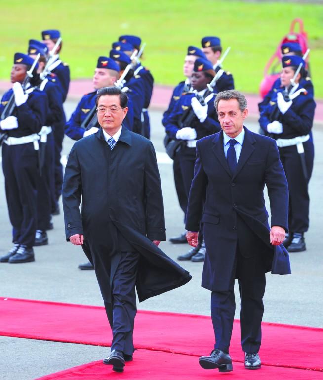 胡锦涛抵巴黎访问 法国总统萨科齐到机场迎接